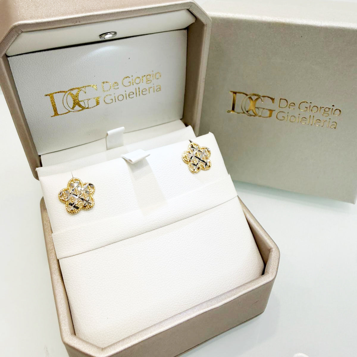 Orecchini a lobo traforati in oro giallo e bianco 18KT (750) – Design elegante a fiore