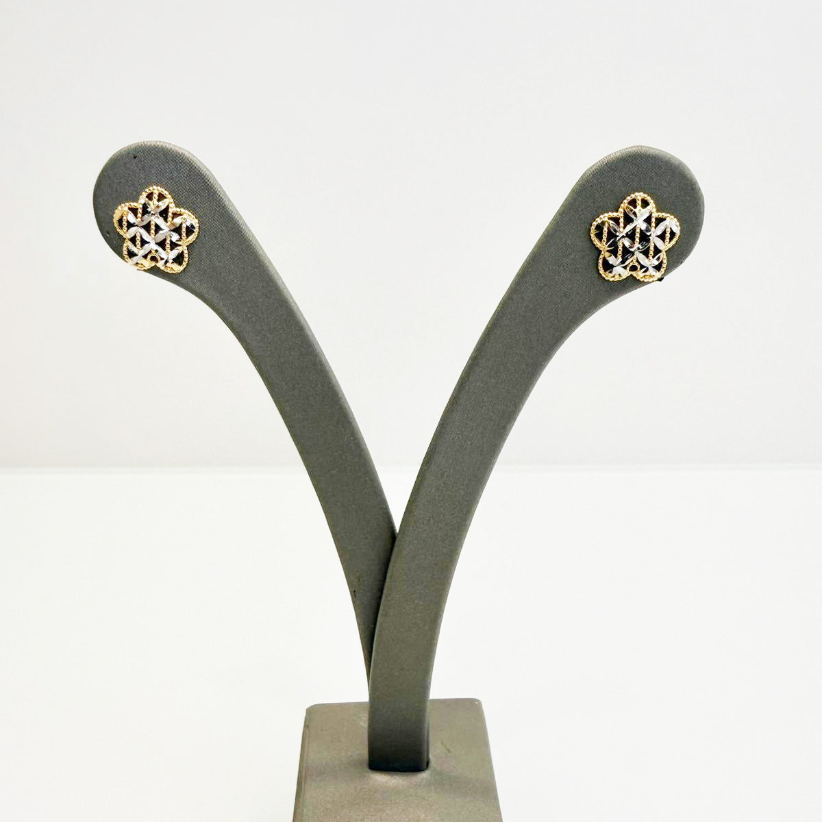 Orecchini a lobo traforati in oro giallo e bianco 18KT (750) – Design elegante a fiore