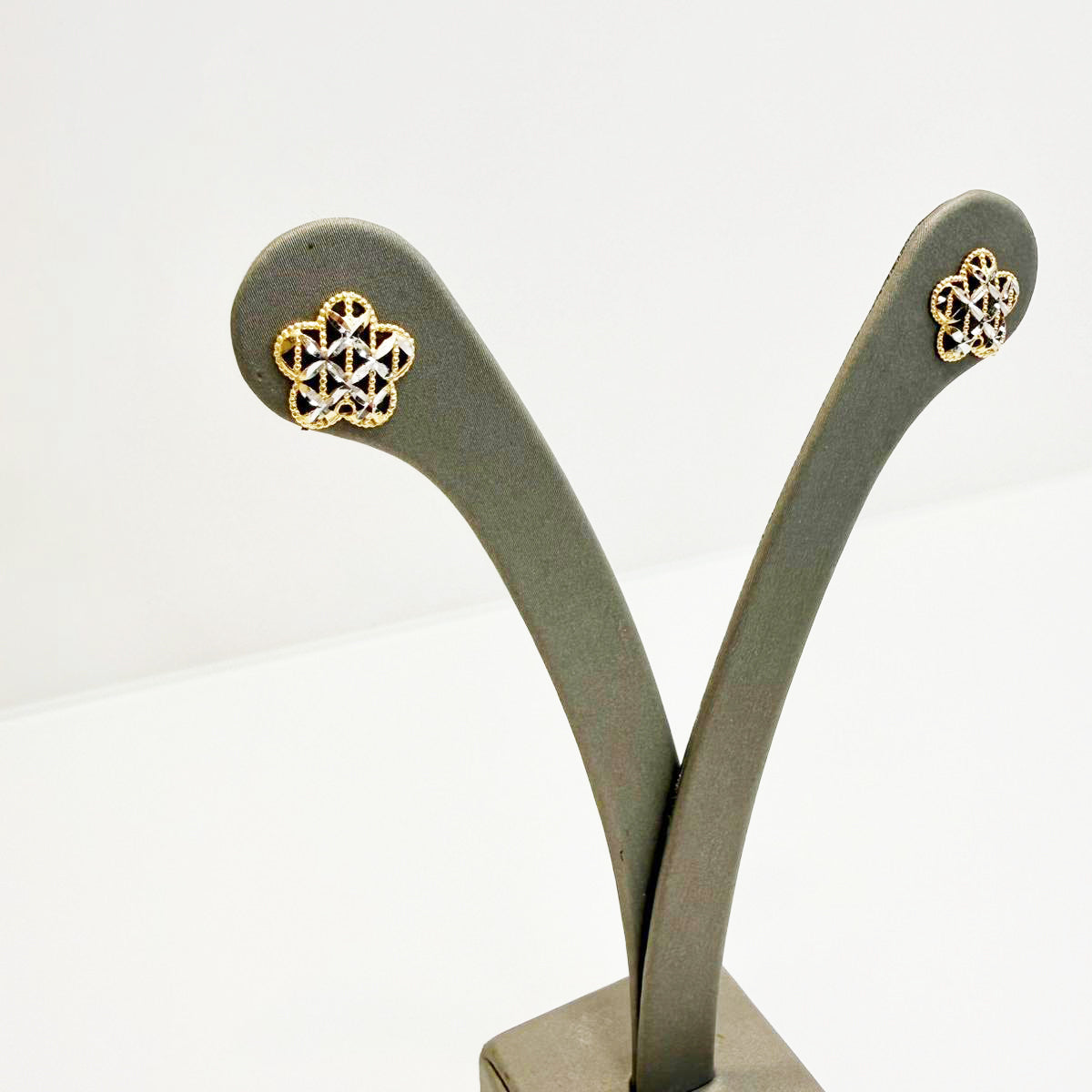 Orecchini a lobo traforati in oro giallo e bianco 18KT (750) – Design elegante a fiore