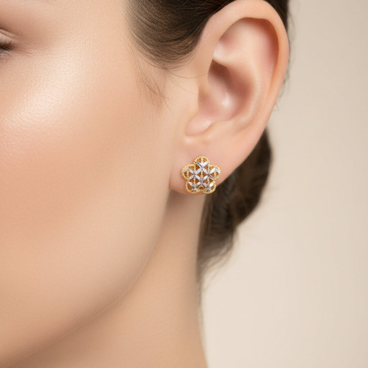 Orecchini a lobo traforati in oro giallo e bianco 18KT (750) – Design elegante a fiore