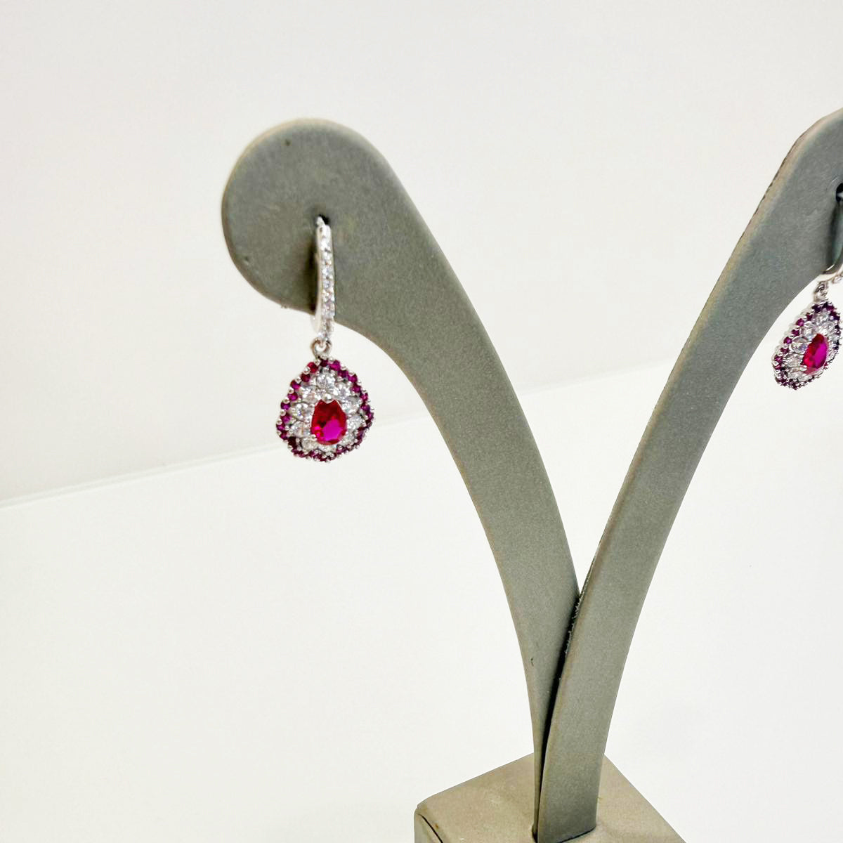 Orecchini pendenti in oro bianco 18KT (750) con pietre rosse e zirconi