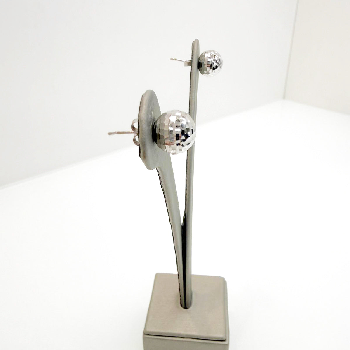 Orecchini a lobo in oro bianco 18KT (750) con sfera diamantata