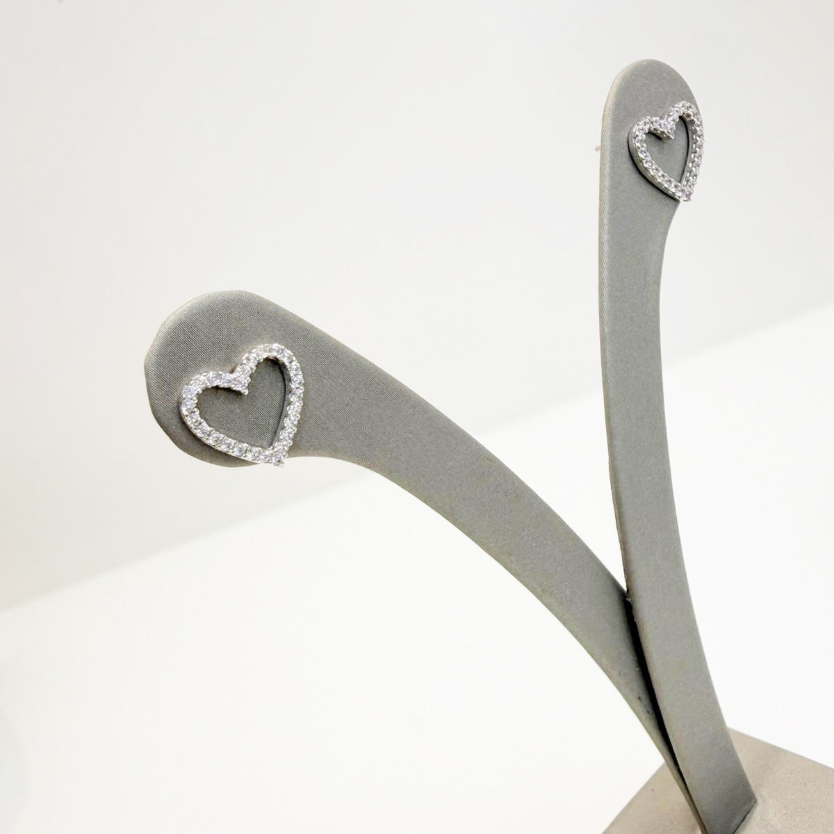 Orecchini a lobo a cuore in oro bianco 18KT (750) con zirconi