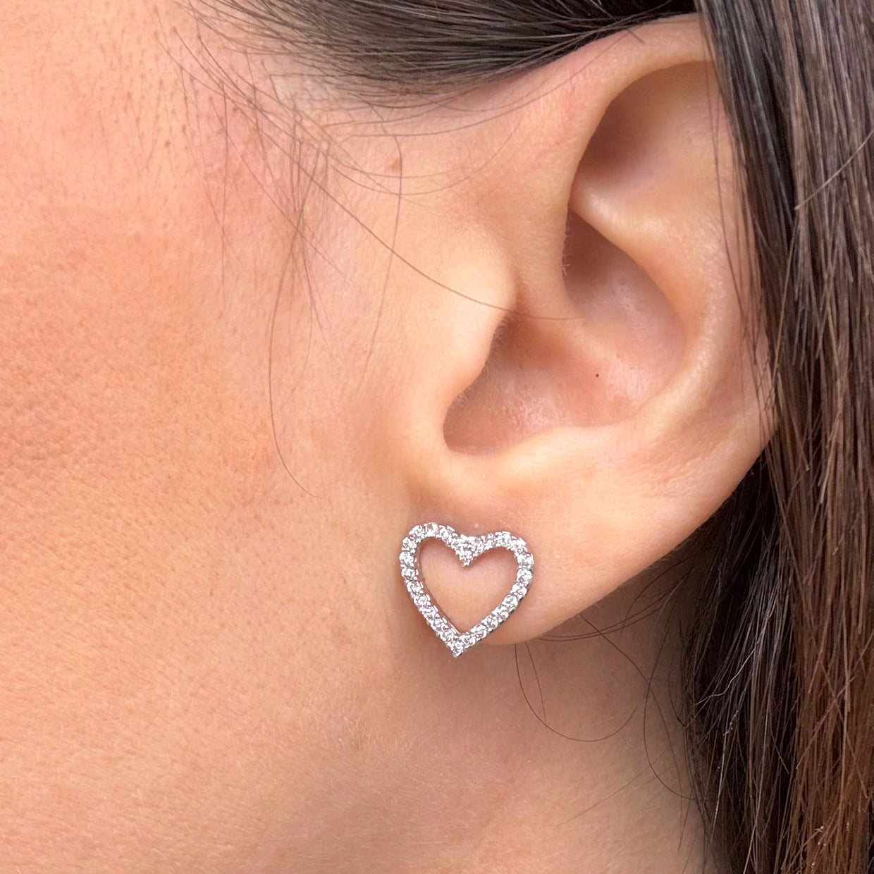 Orecchini a lobo a cuore in oro bianco 18KT (750) con zirconi