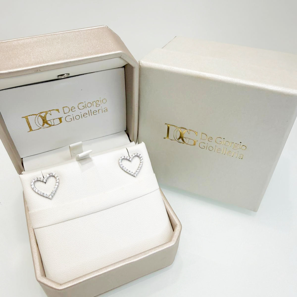 Orecchini a lobo a cuore in oro bianco 18KT (750) con zirconi