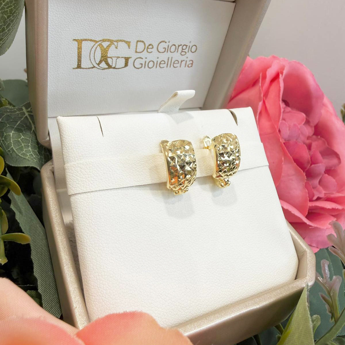 Orecchini a cerchio da donna in oro giallo lavorato 18 Kt (750) – Seconda misura