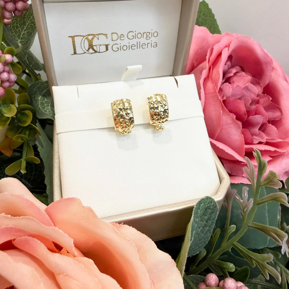 Orecchini a cerchio da donna in oro giallo lavorato 18 Kt (750) – Seconda misura