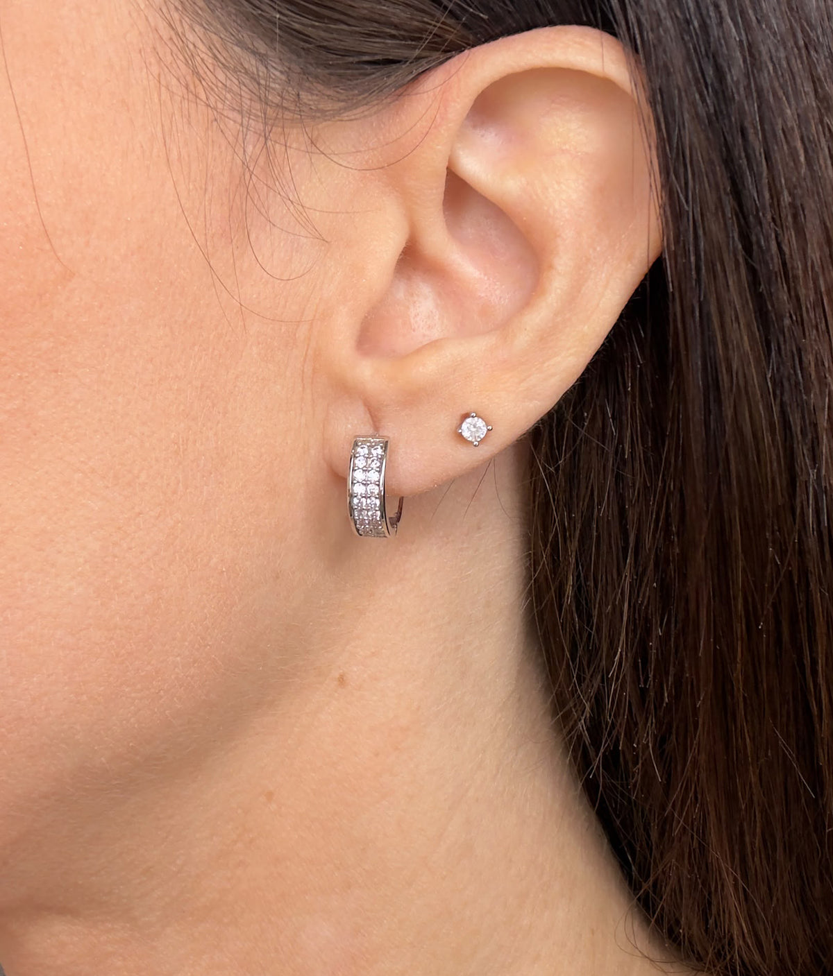 ORECCHINI A CERCHIO CON ZIRCONI IN ORO BIANCO 18 KT (750)