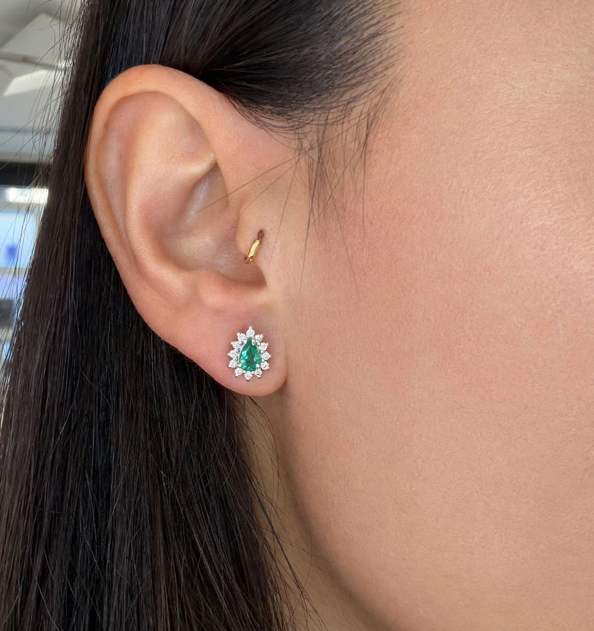 18KT WHITE GOLD DROP EARRINGS WITH DIAMONDS AND EMERALDS