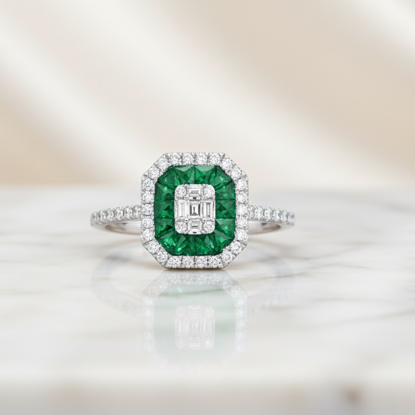 18KT WHITE GOLD RING WITH DIAMONDS, BAGUETTES AND EMERALDS