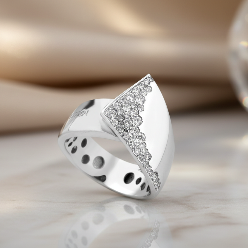 18K WHITE GOLD RING WITH DIAMONDS