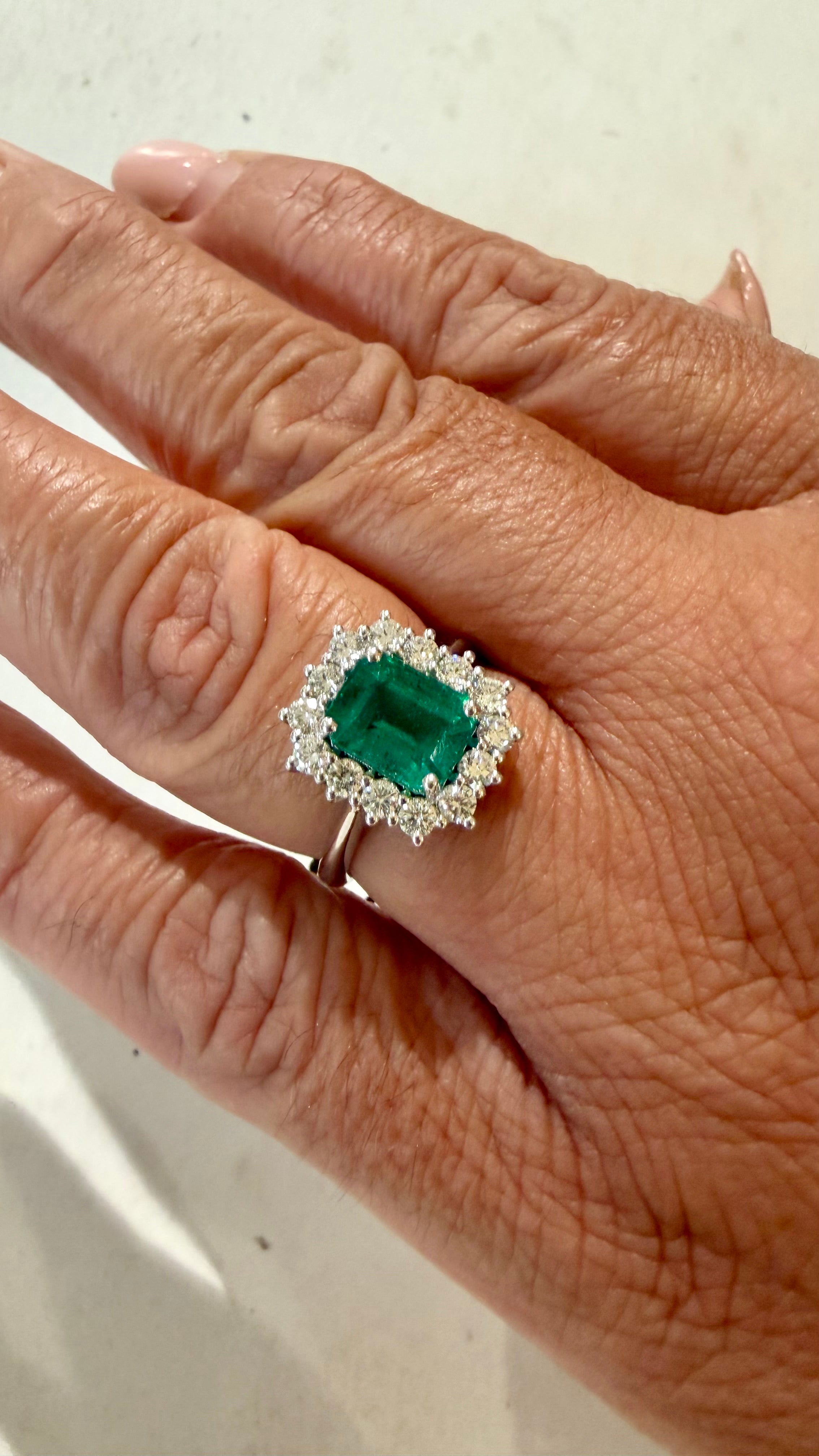 ANELLO IN ORO BIANCO 18 CARATI CON DIAMANTI E SMERALDO