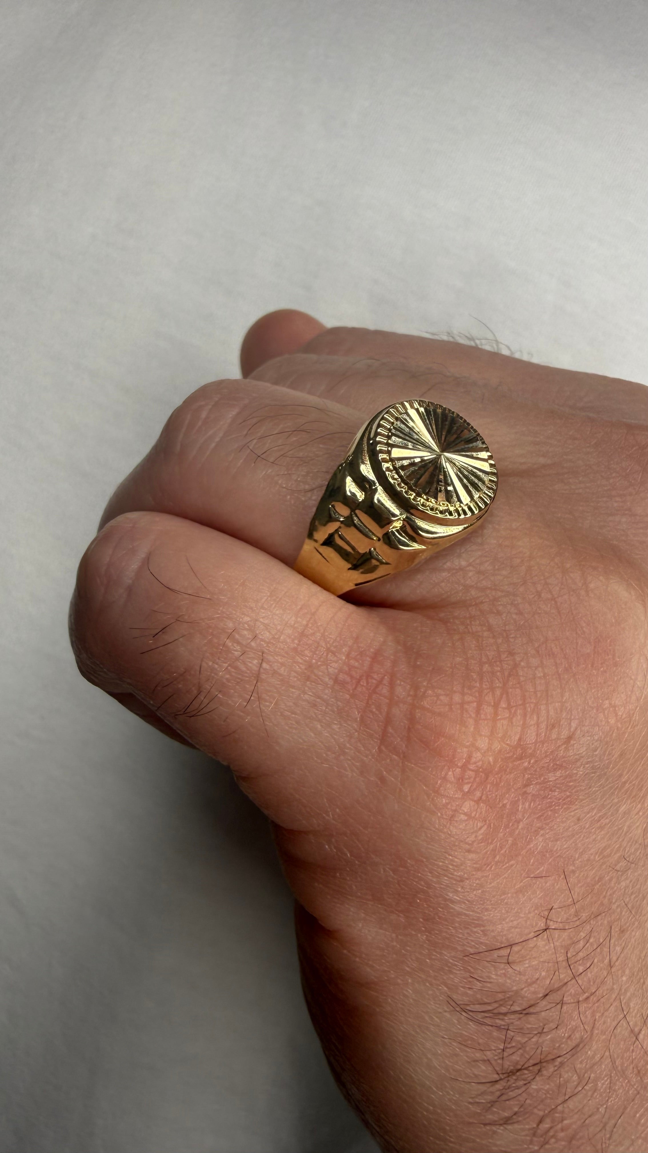 Anello Uomo Chevalier Tondo Diamantato in Oro Giallo 18KT (750)