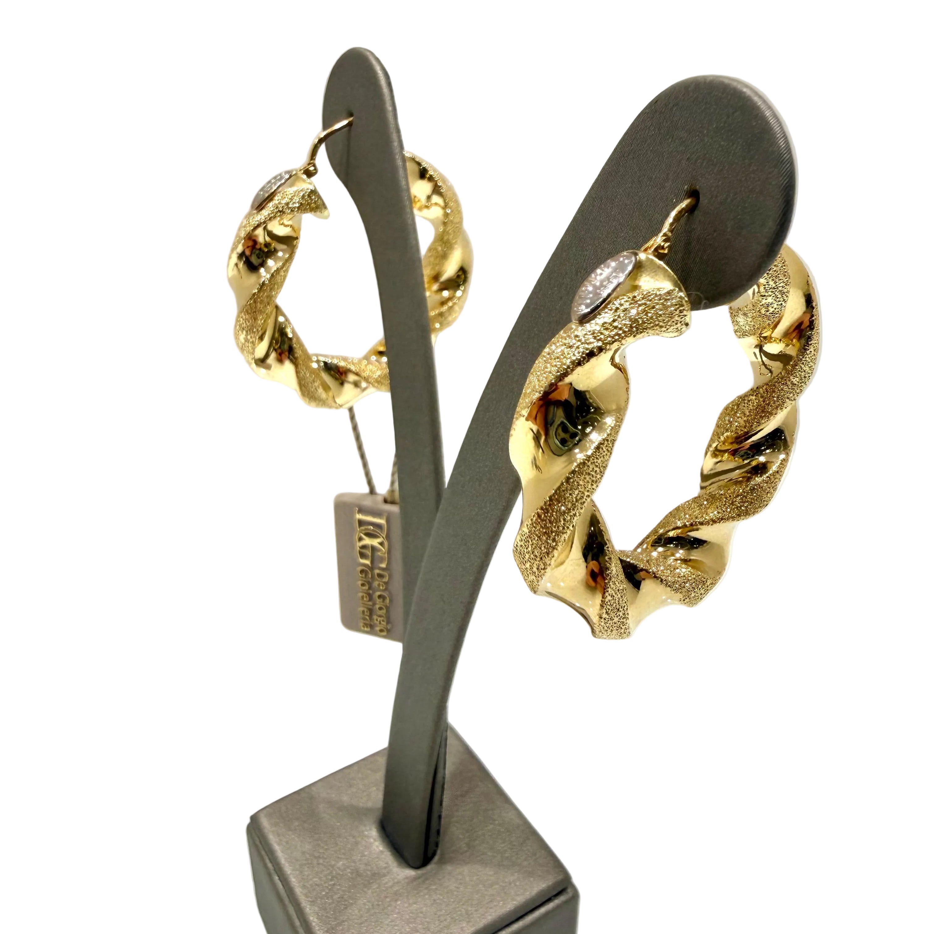 Orecchini a cerchio intrecciati satinati in oro giallo 18KT (750) – Made in Italy