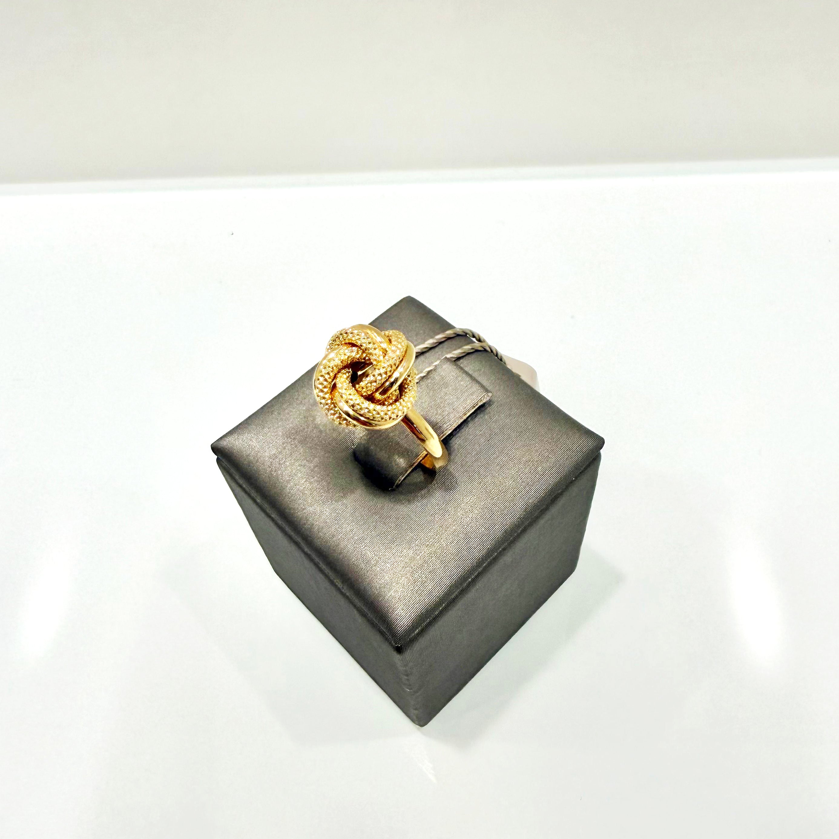 Anello nodo intrecciato in oro giallo 18KT (750) – Made in Italy