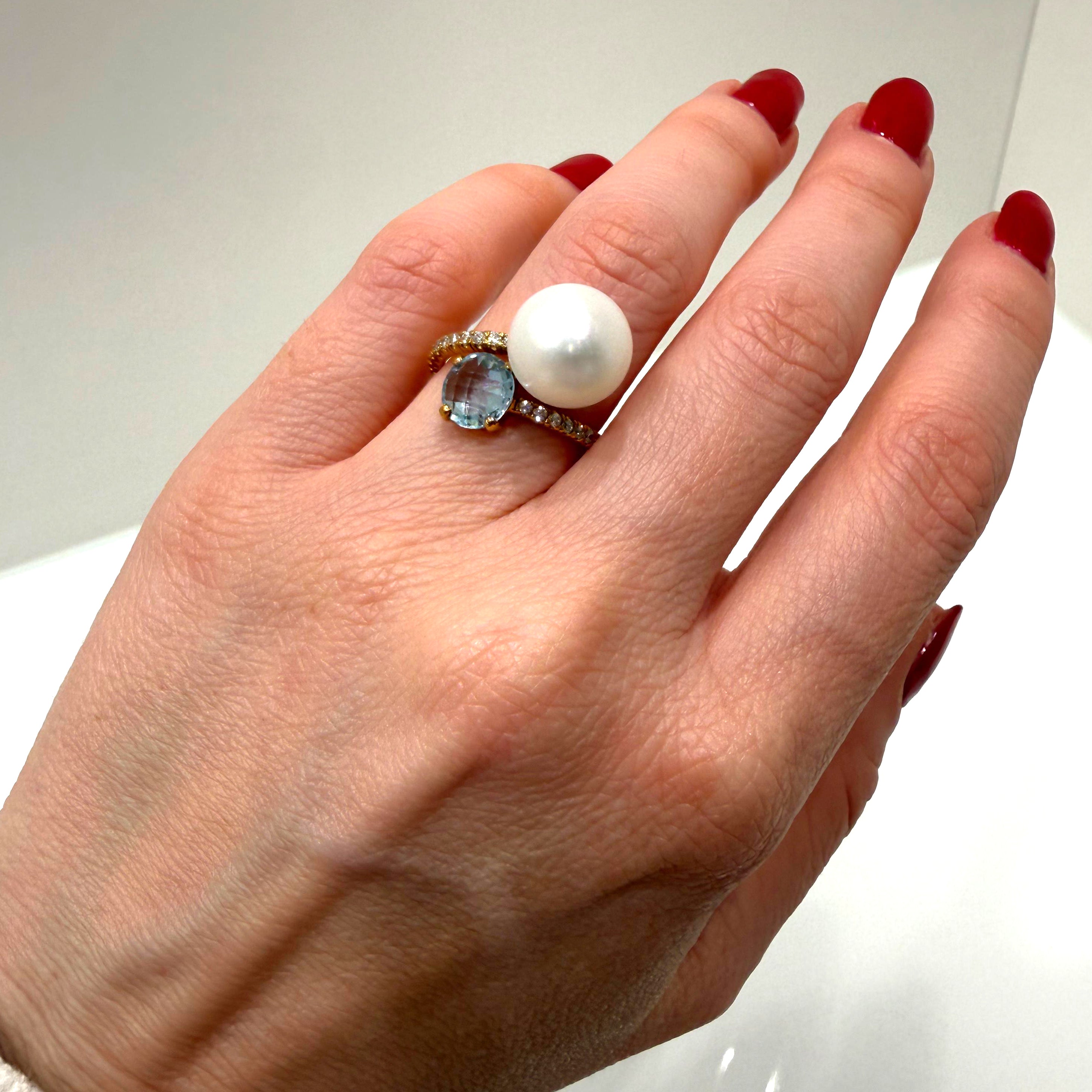 Anello contrarié con perla e topazio azzurro in oro giallo 18KT (750) con zirconi – Made in Italy
