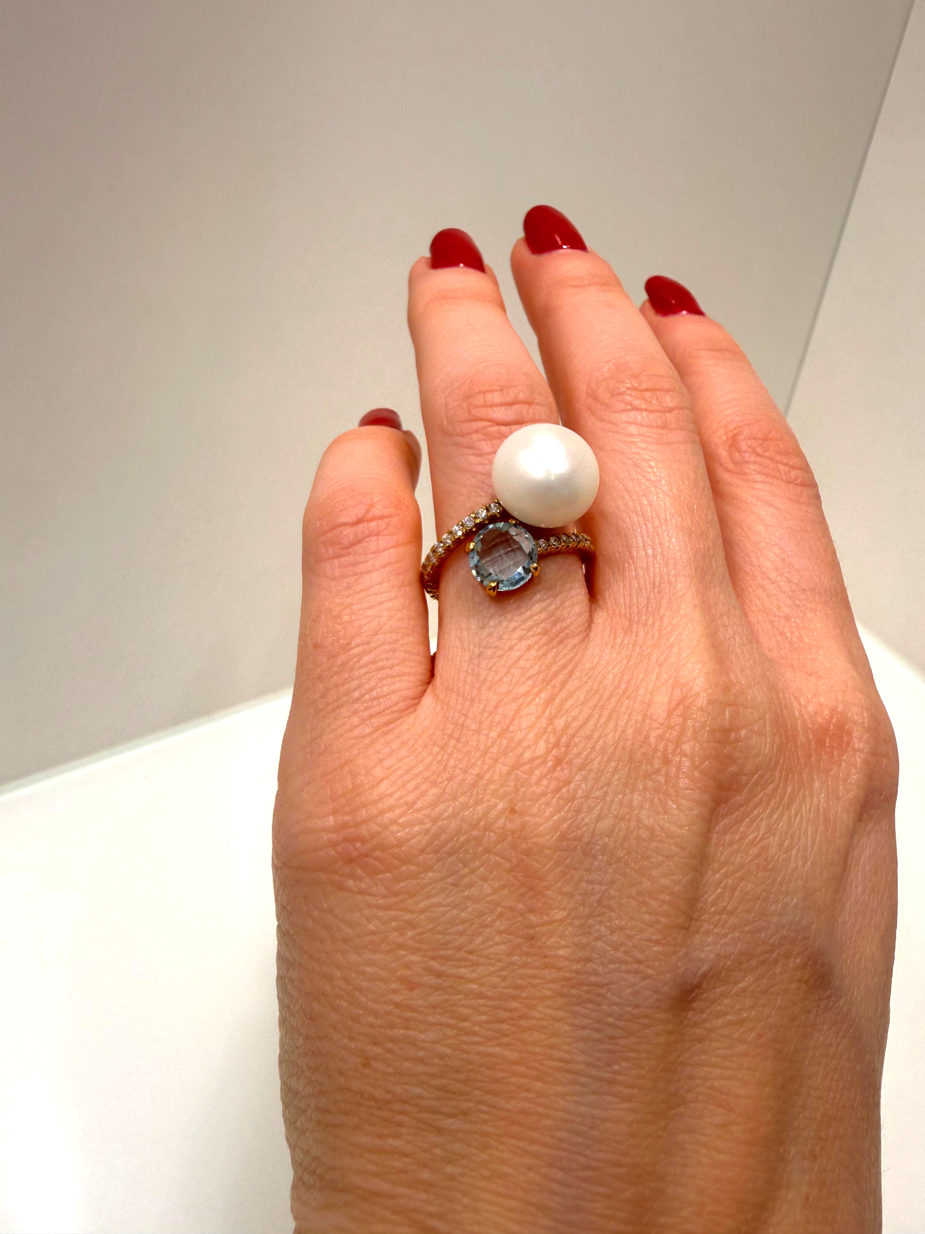 Anello contrarié con perla e topazio azzurro in oro giallo 18KT (750) con zirconi – Made in Italy