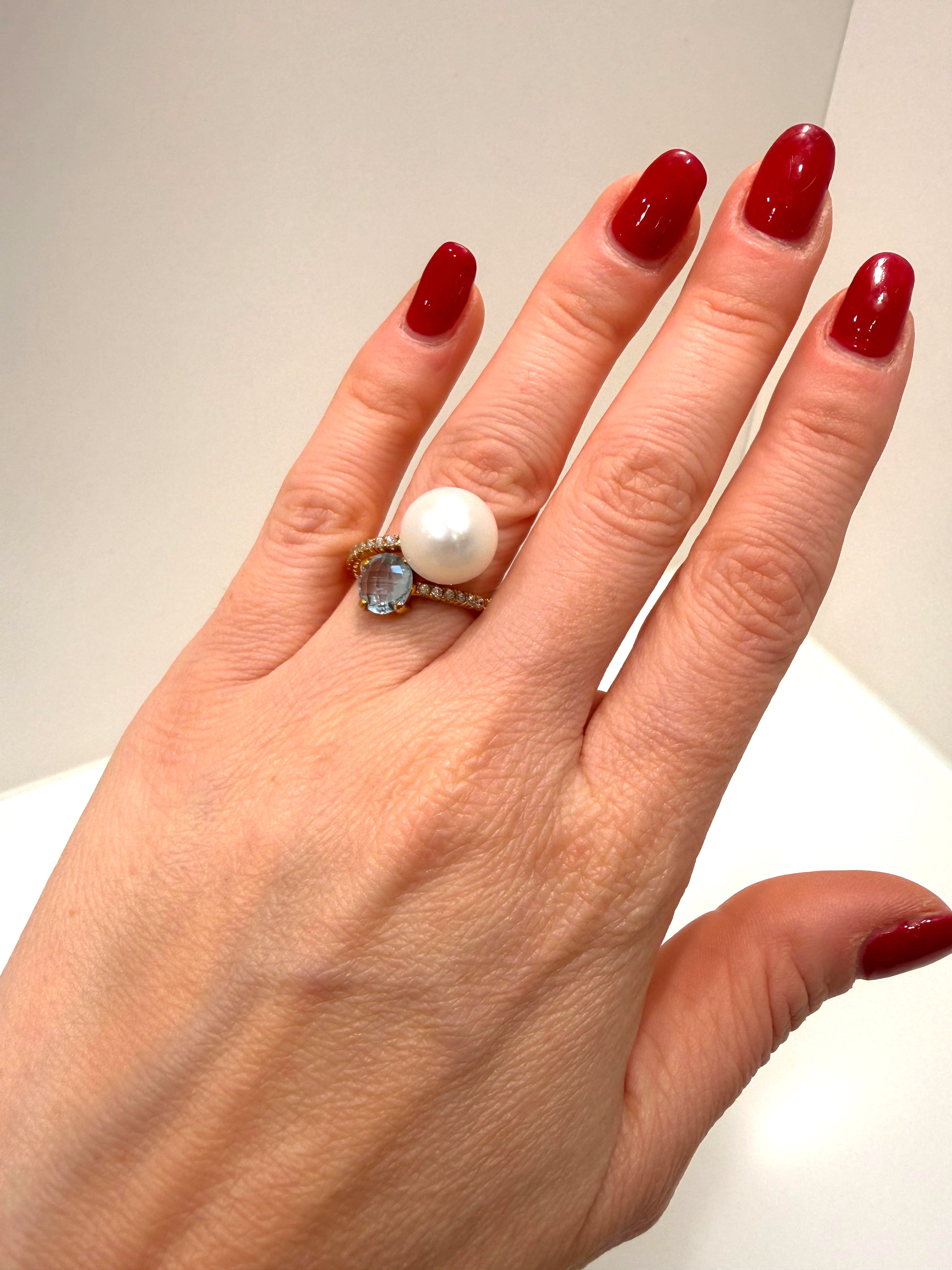 Anello contrarié con perla e topazio azzurro in oro giallo 18KT (750) con zirconi – Made in Italy