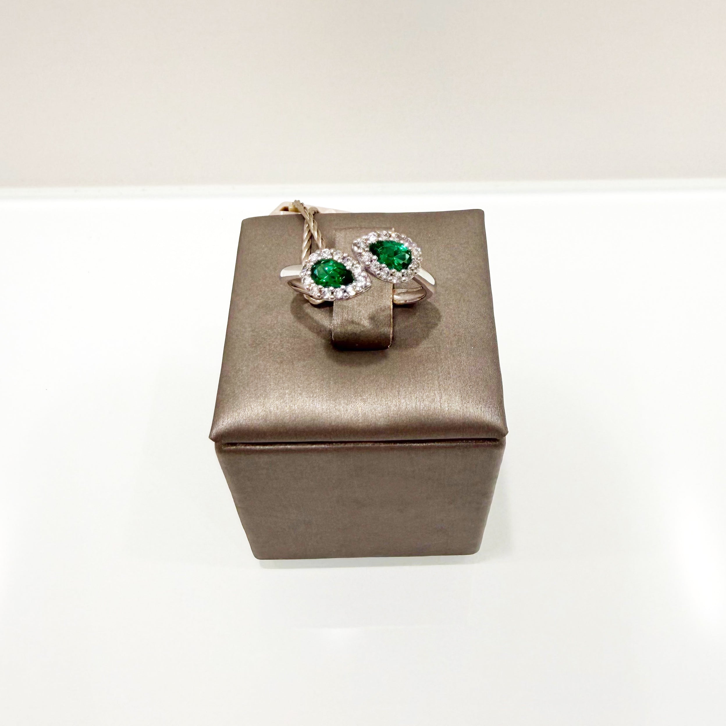 Anello contrarié con zirconi verdi a goccia e contorno di zirconi in oro bianco 18KT (750) – Made in Italy