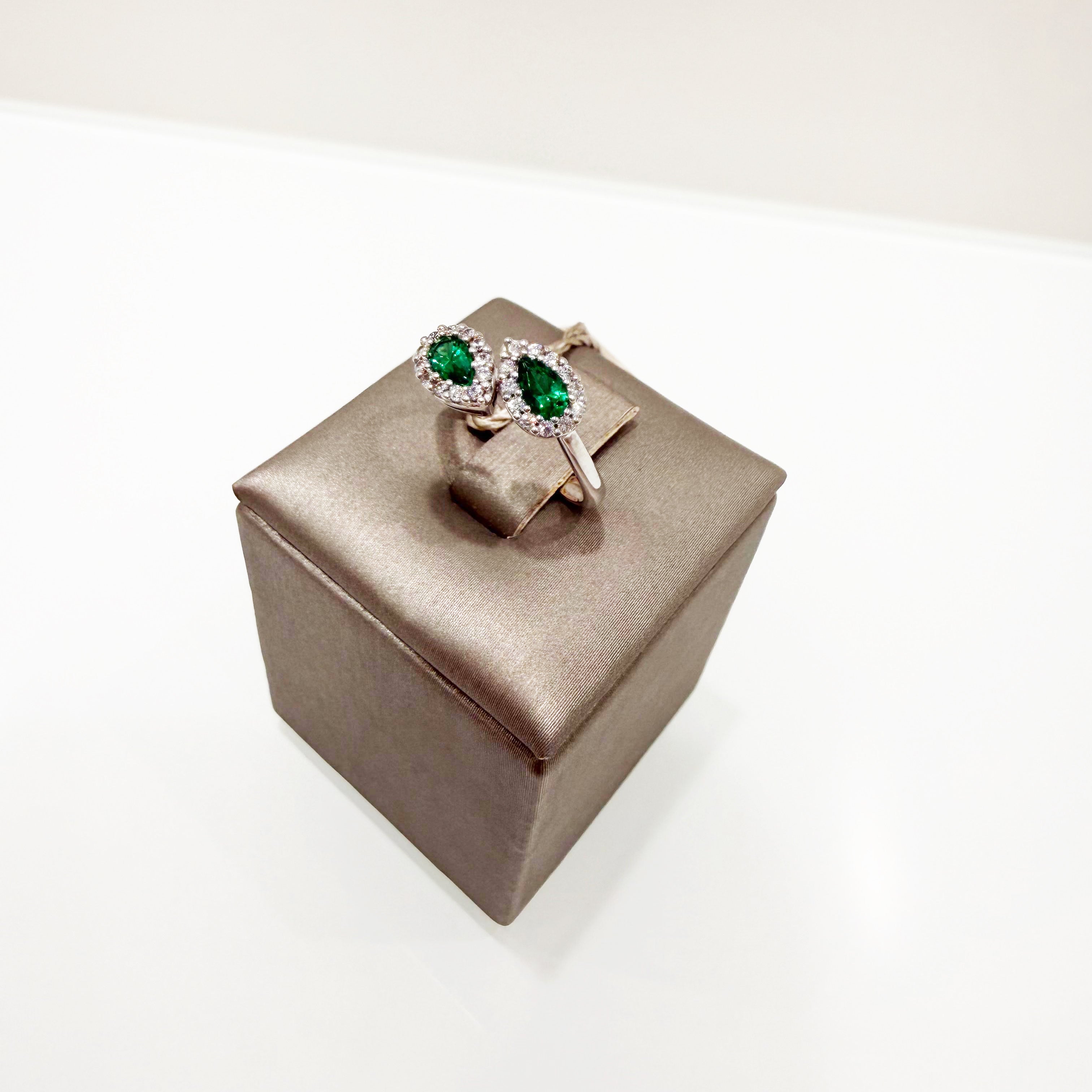 Anello contrarié con zirconi verdi a goccia e contorno di zirconi in oro bianco 18KT (750) – Made in Italy