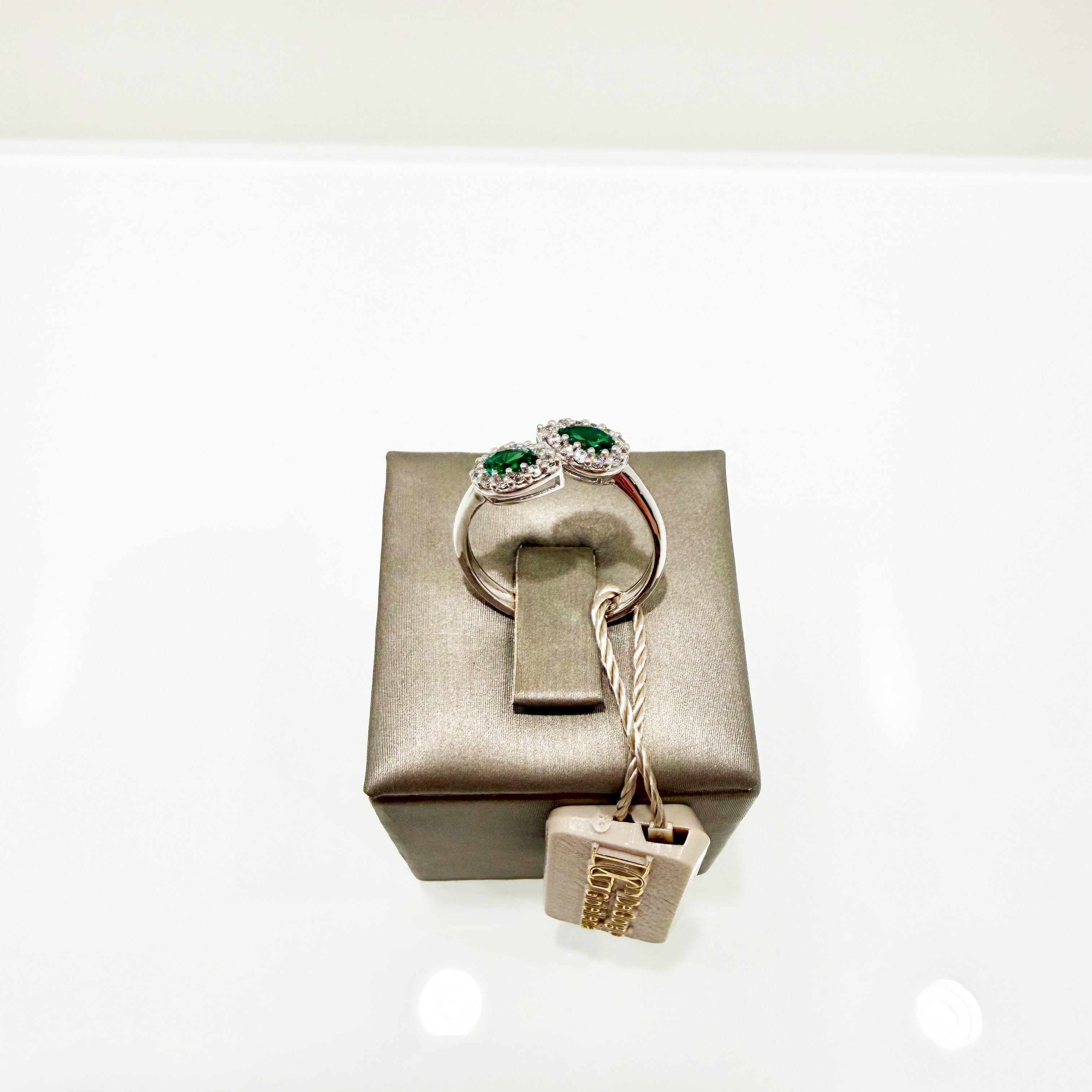 Anello contrarié con zirconi verdi a goccia e contorno di zirconi in oro bianco 18KT (750) – Made in Italy