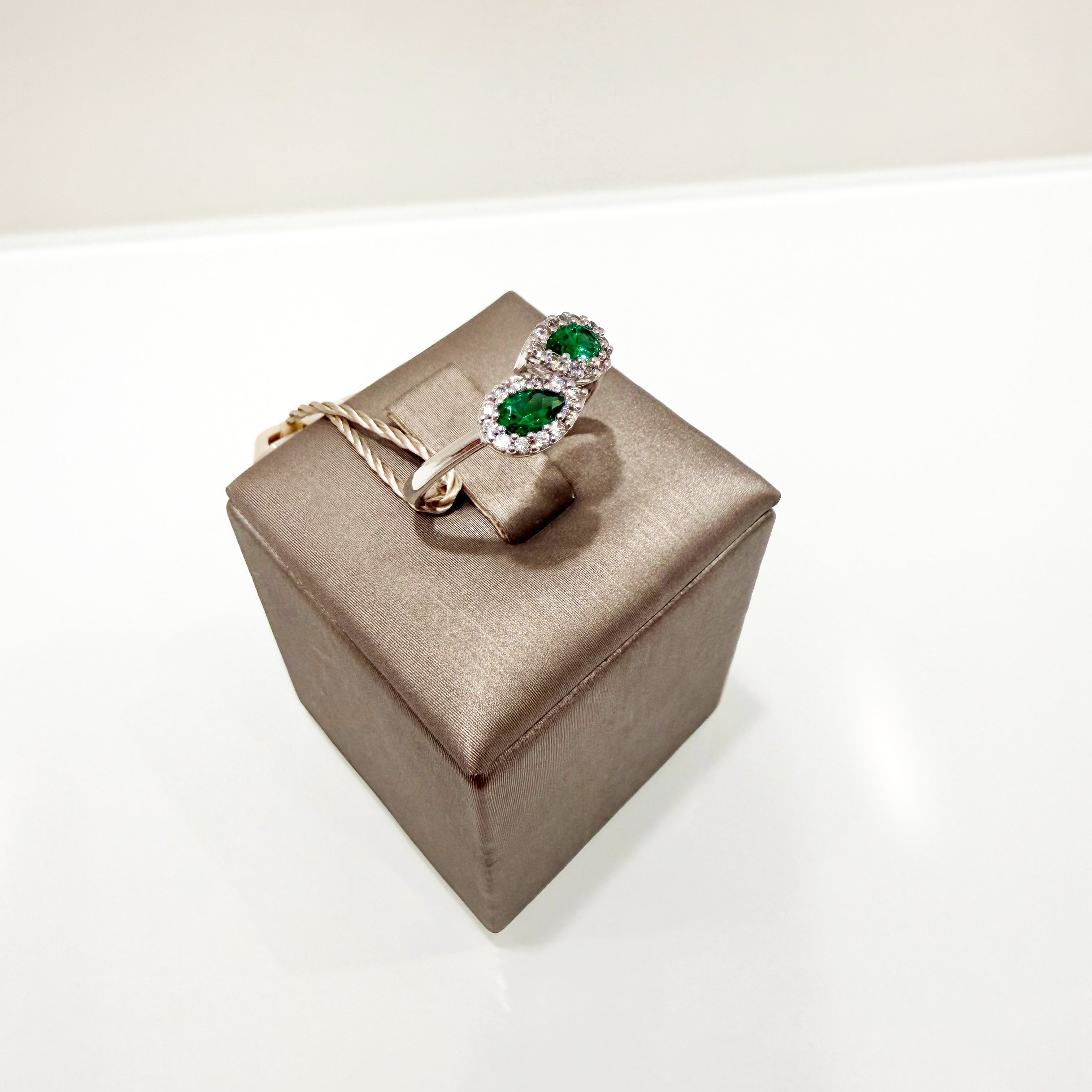 Anello contrarié con zirconi verdi a goccia e contorno di zirconi in oro bianco 18KT (750) – Made in Italy