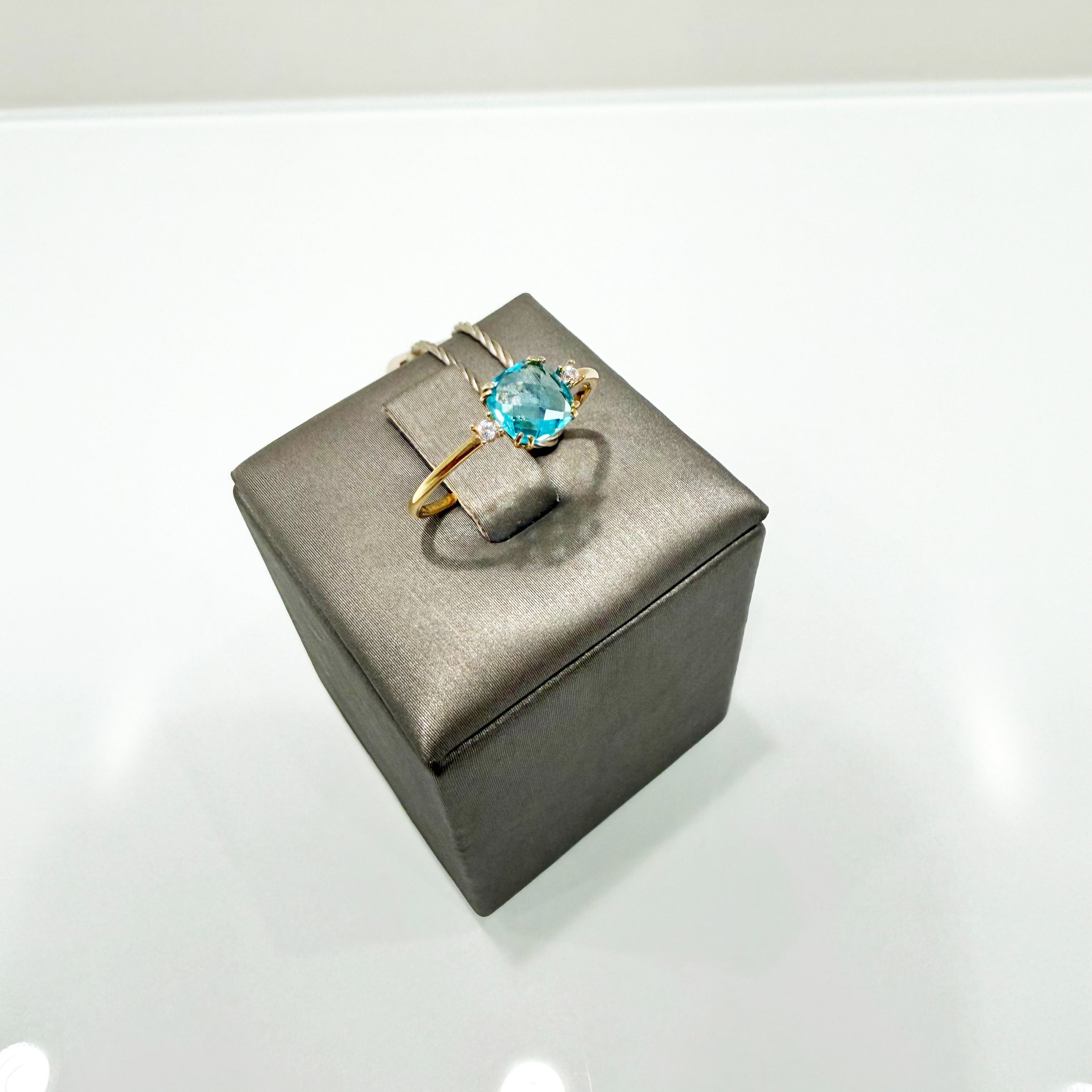 Anello con pietra azzurra in oro giallo 18KT (750) con zirconi – Made in Italy