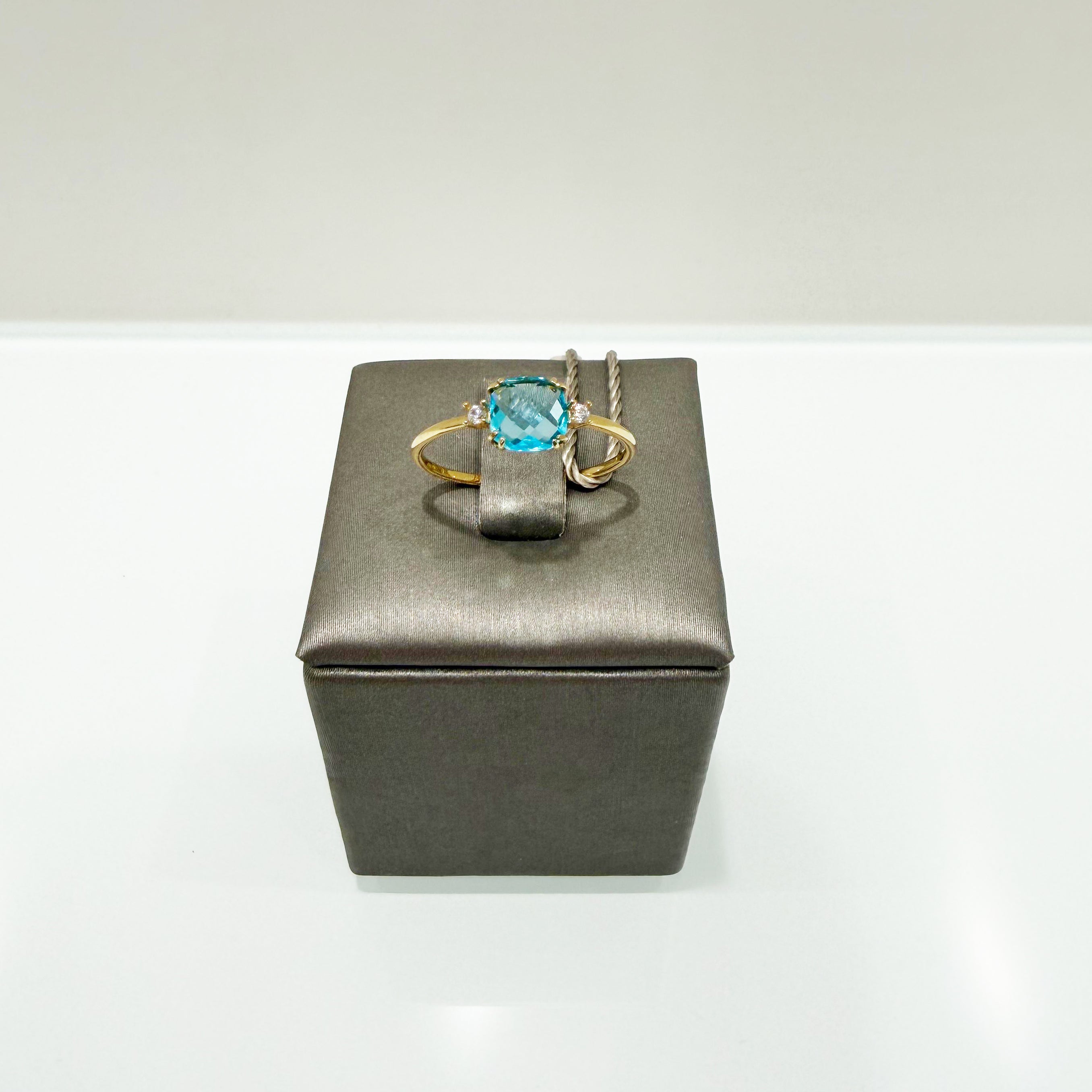 Anello con pietra azzurra in oro giallo 18KT (750) con zirconi – Made in Italy
