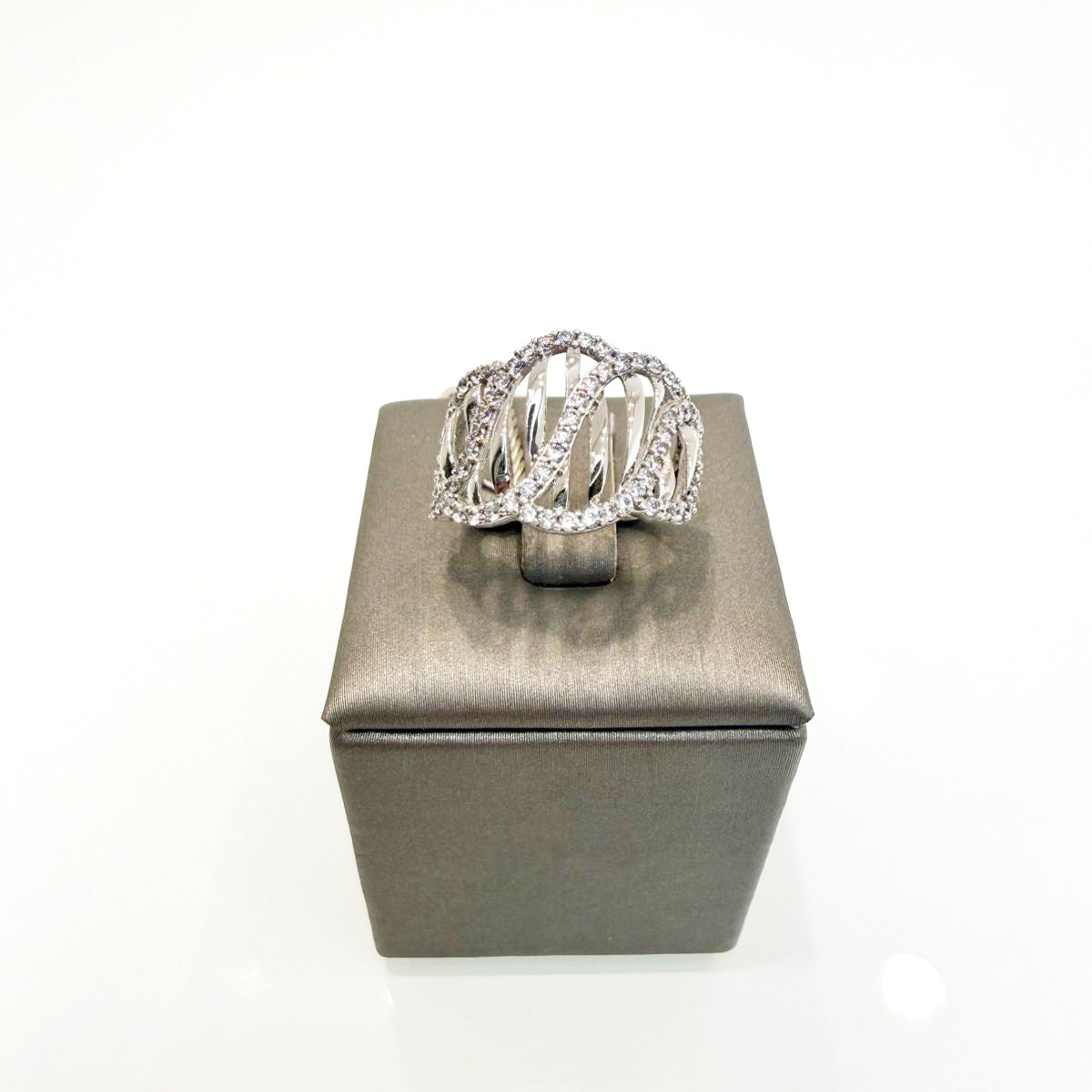 Anello fascia intrecciata con zirconi in oro bianco 18KT (750) – Made in Italy