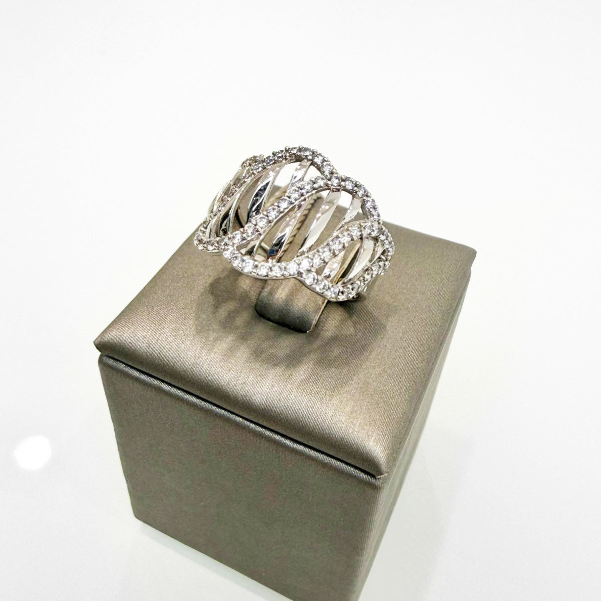 Anello fascia intrecciata con zirconi in oro bianco 18KT (750) – Made in Italy