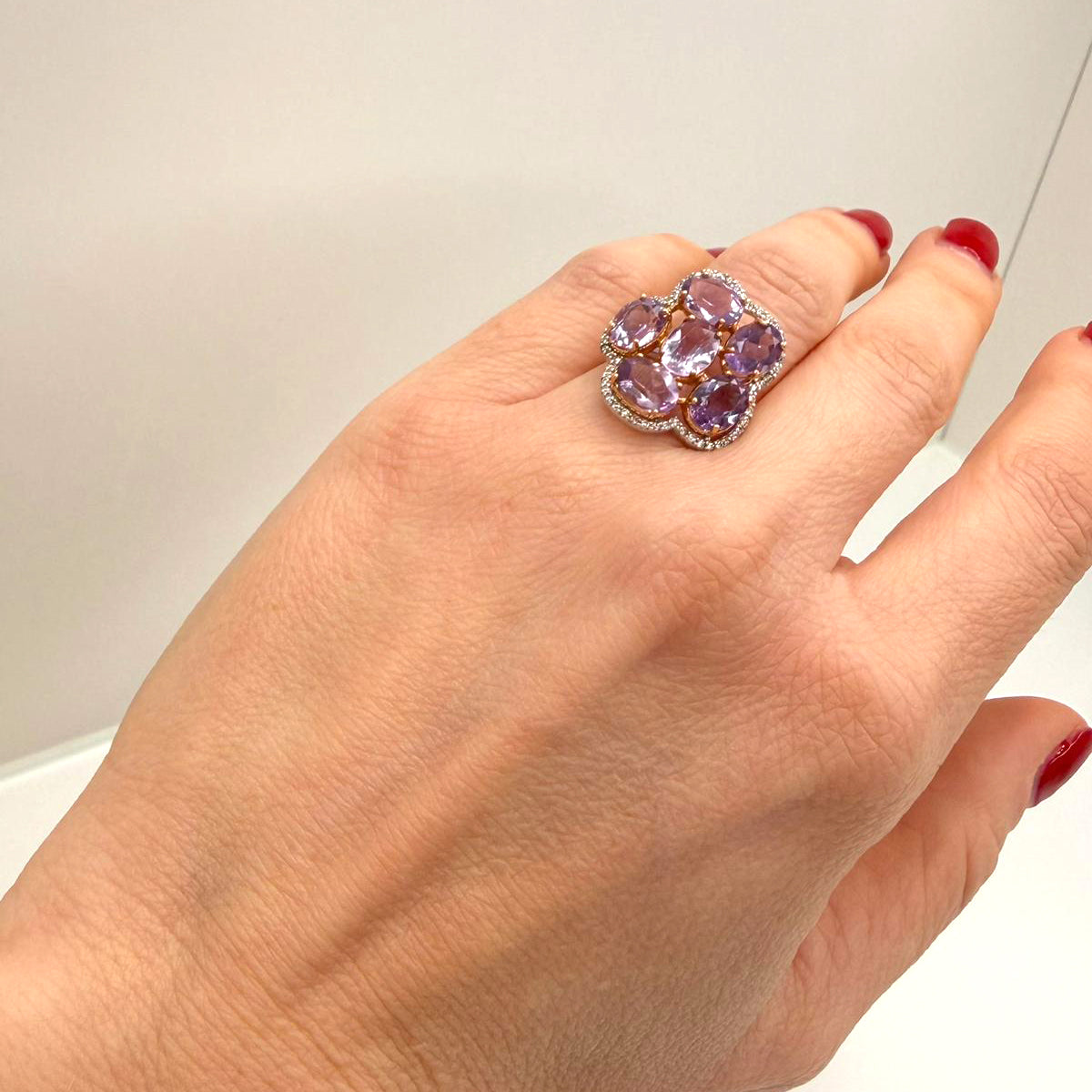Anello cocktail in oro bianco e giallo 18KT (750) con pietre viola – Design importante
