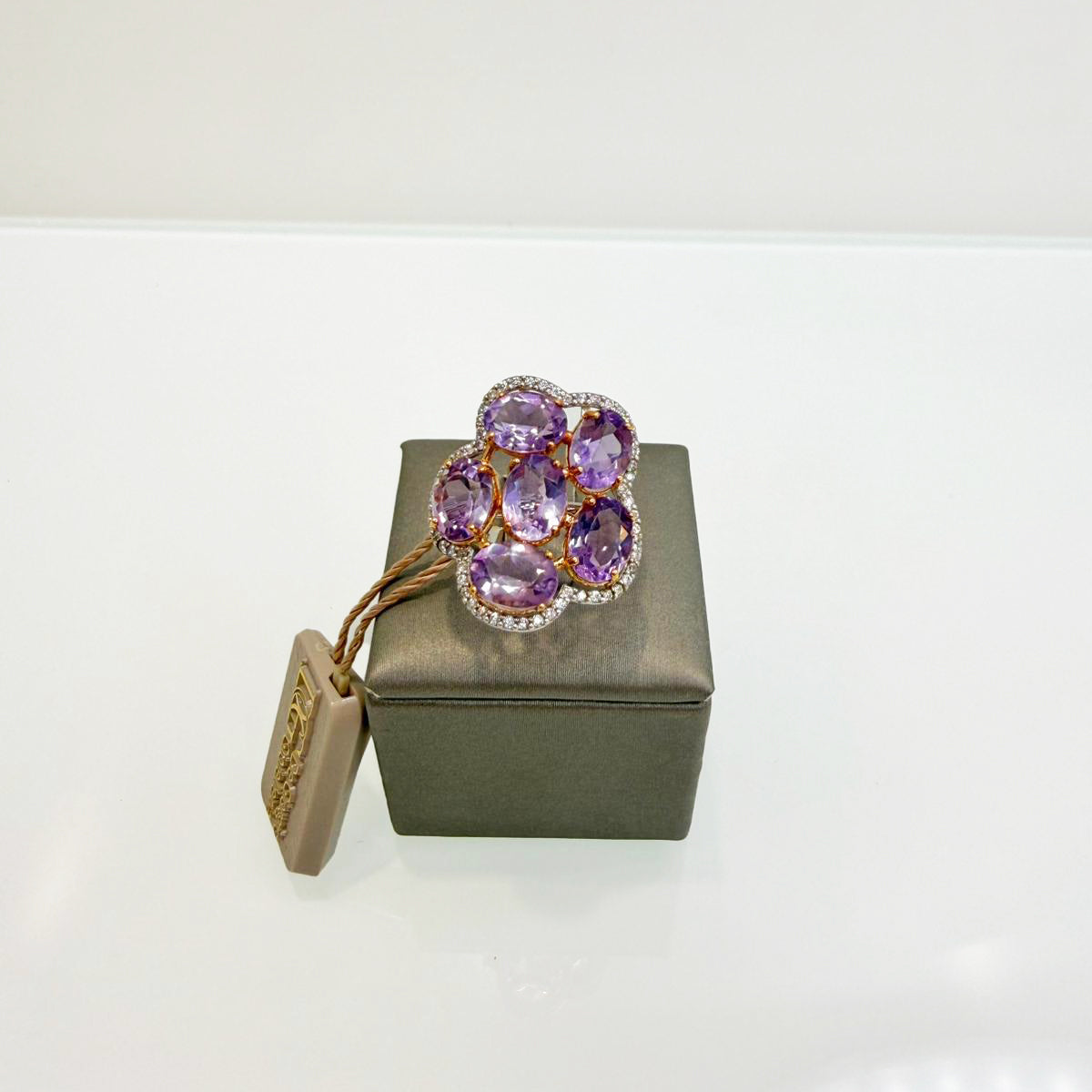 Anello cocktail in oro bianco e giallo 18KT (750) con pietre viola – Design importante
