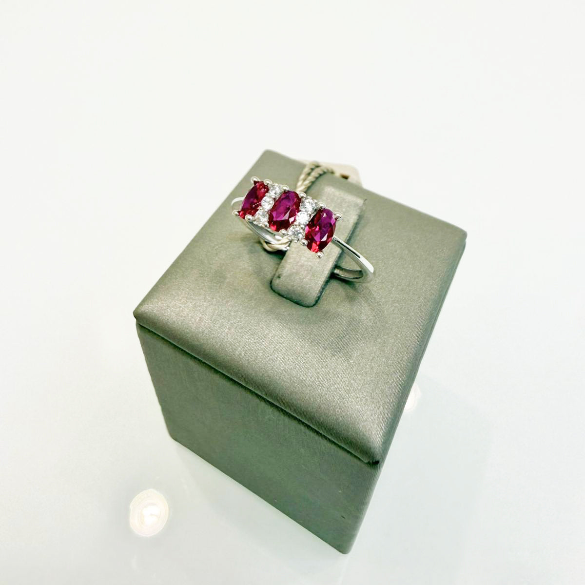 Anello trilogy con pietre rosse e zirconi in oro bianco 18KT (750) – Elegante e raffinato
