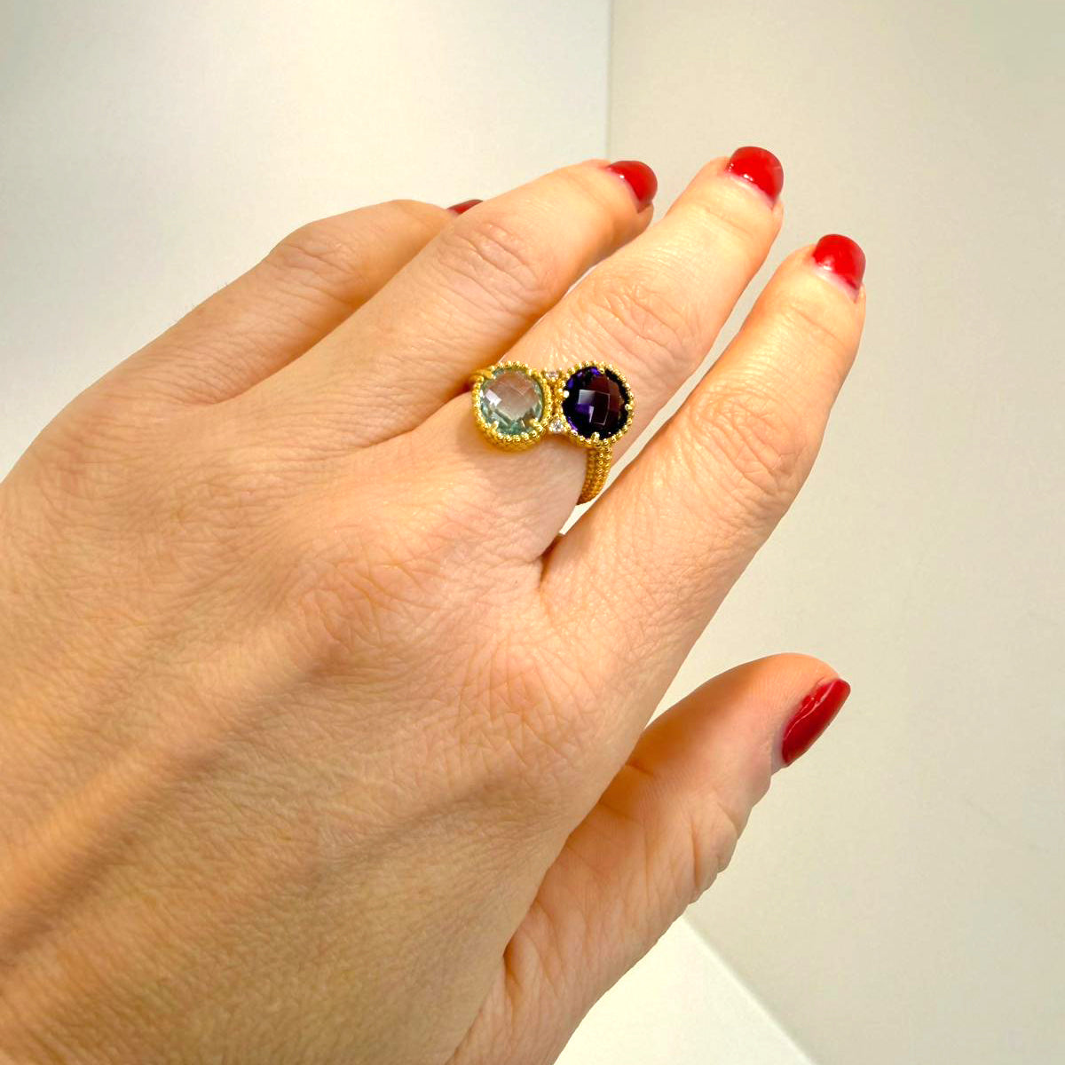 Anello contrarié con pietre colorate in oro giallo 18KT (750) – Design elegante e raffinato