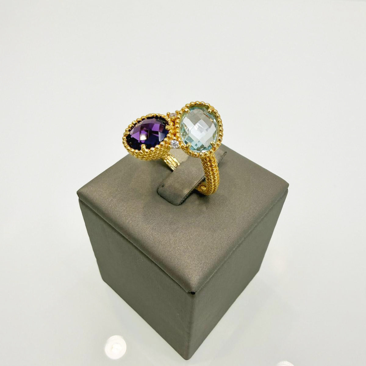 Anello contrarié con pietre colorate in oro giallo 18KT (750) – Design elegante e raffinato