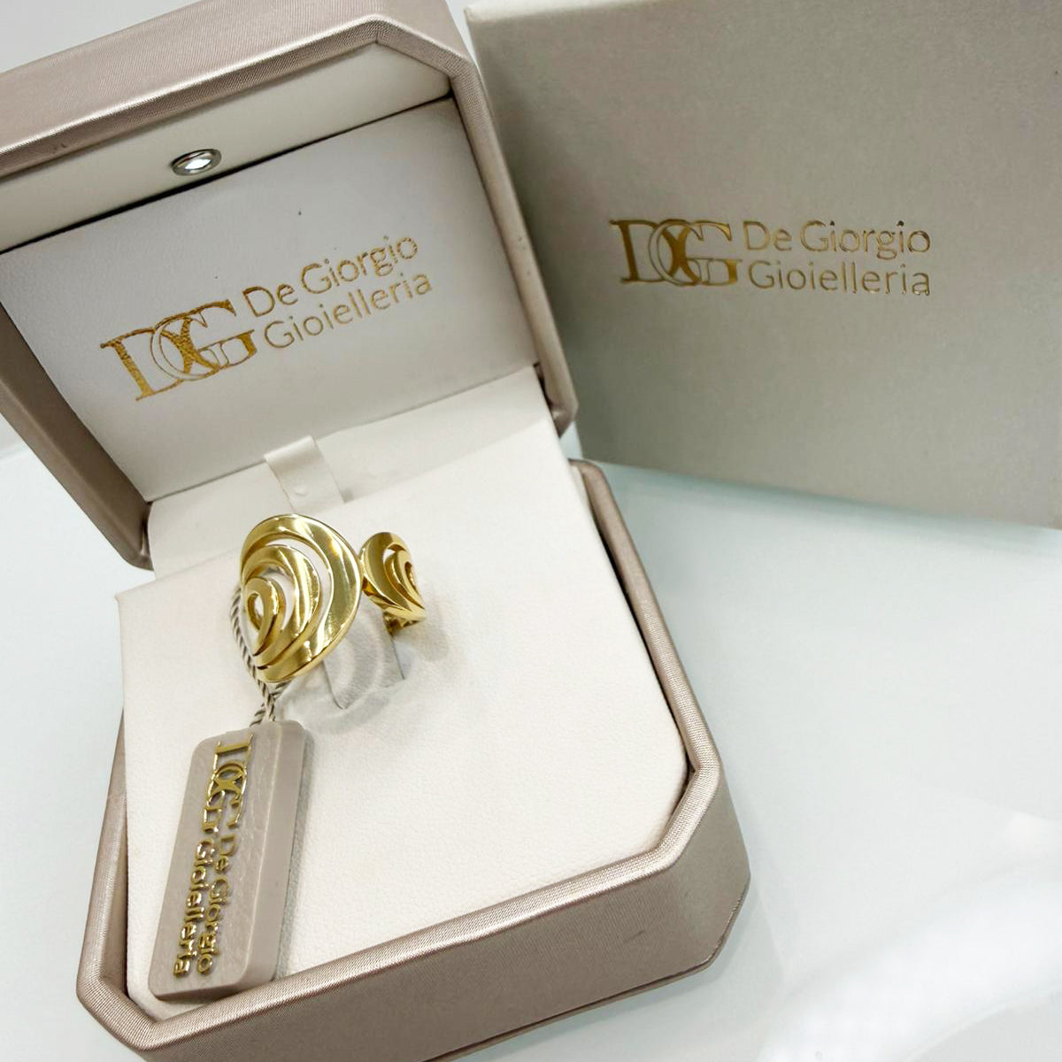 Anello realizzato in oro giallo 18KT (750), caratterizzato da un design moderno e avvolgente con linee morbide e dinamiche.