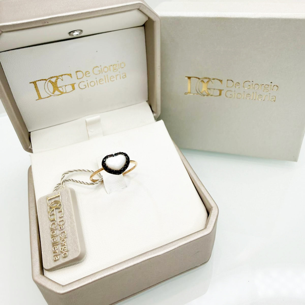 Anello in oro giallo 18KT (750) con madreperla e zirconi neri