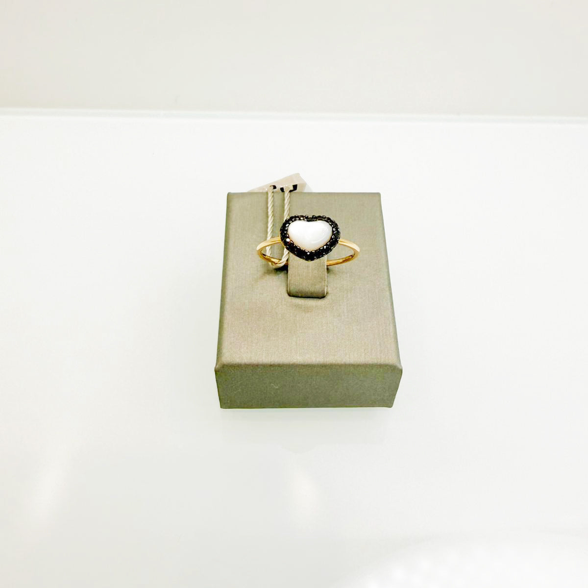 Anello in oro giallo 18KT (750) con madreperla e zirconi neri