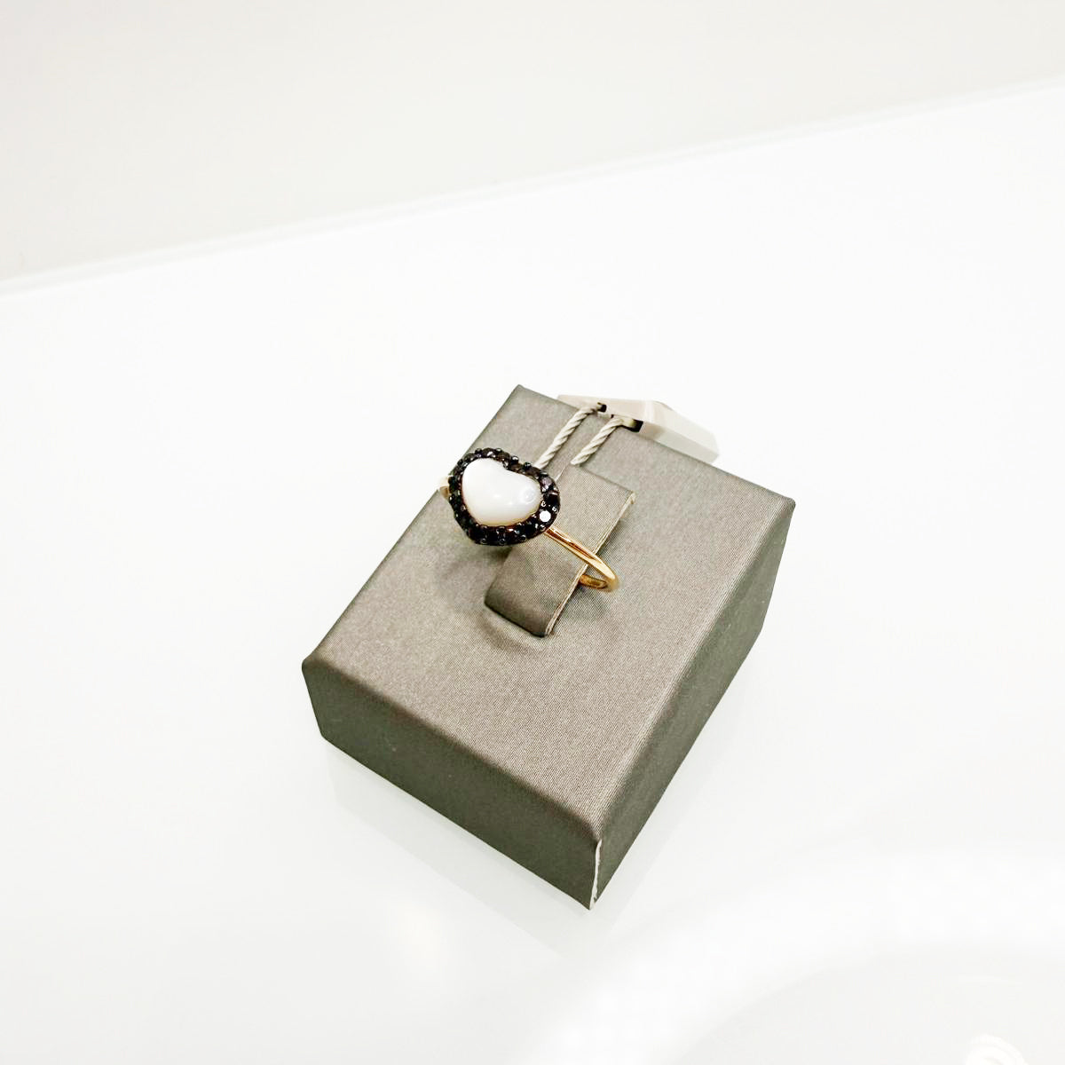 Anello in oro giallo 18KT (750) con madreperla e zirconi neri