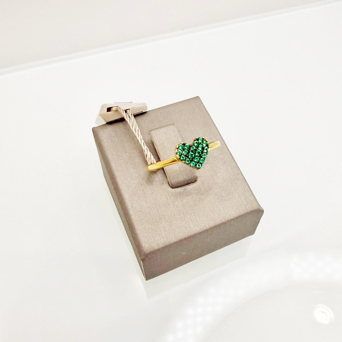 Anello in oro giallo 18KT (750) con cuore e zirconi verdi
