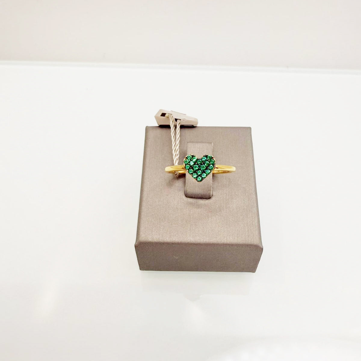 Anello in oro giallo 18KT (750) con cuore e zirconi verdi