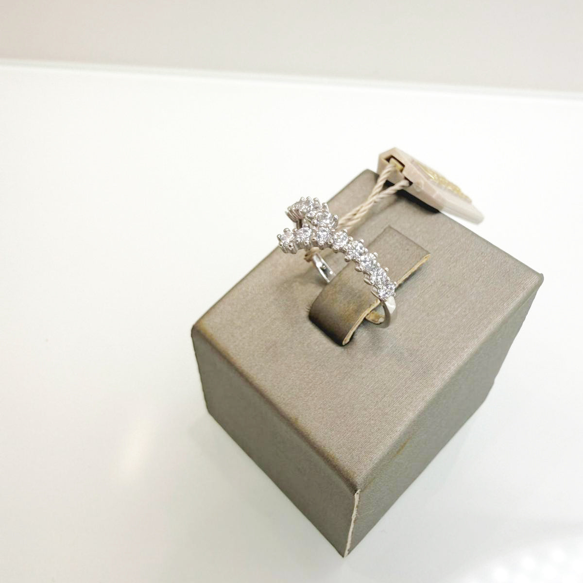 Anello in oro bianco 18KT (750) con zirconi design incrociato