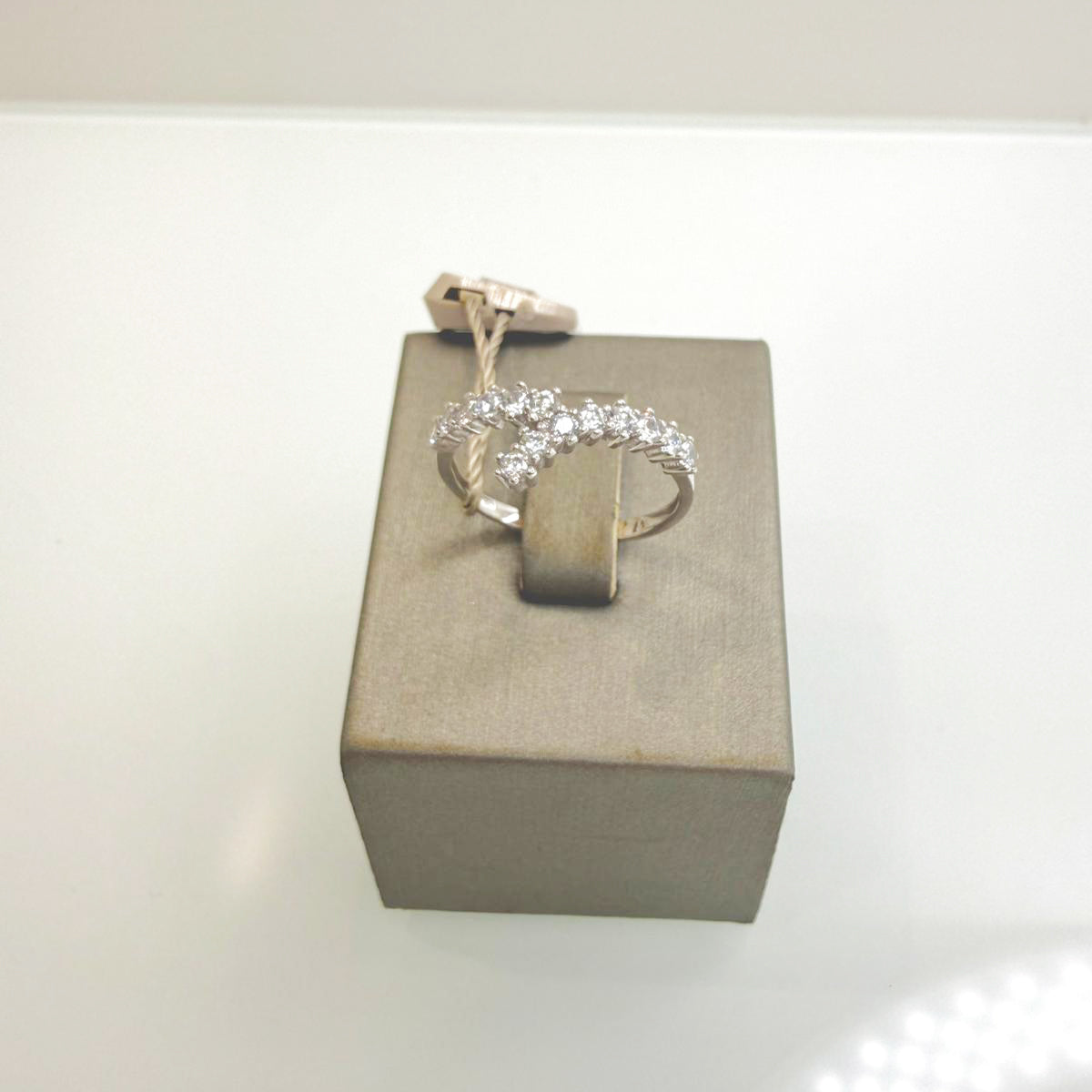 Anello in oro bianco 18KT (750) con zirconi design incrociato