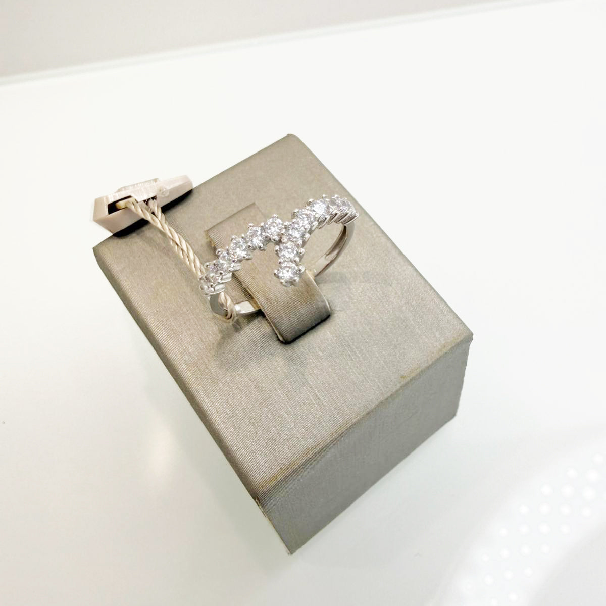 Anello in oro bianco 18KT (750) con zirconi design incrociato