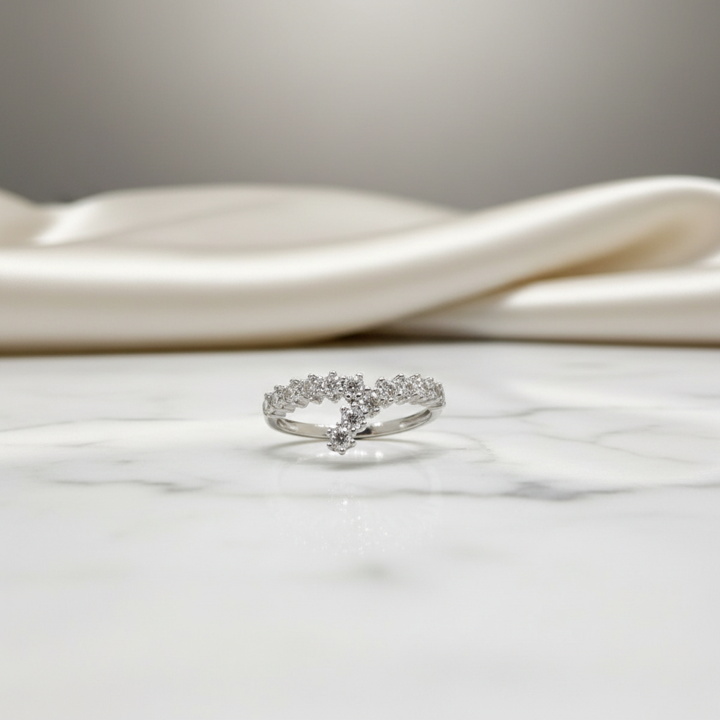 Anello in oro bianco 18KT (750) con zirconi design incrociato