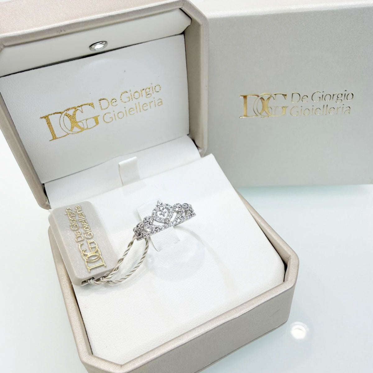 Anello in oro bianco 18KT (750) con design a corona, cuori e zirconi