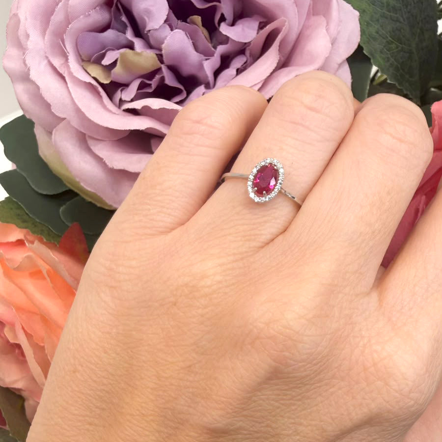 Anello Halo in Oro Bianco 18 KT con Zircone Rosso e Zirconi