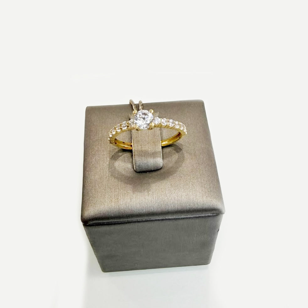 Anello Solitario in Oro Giallo 18 KT con Zirconi