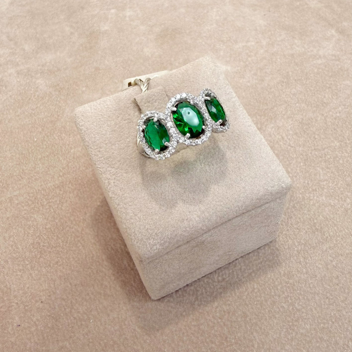ANELLO TRILOGY IN ORO BIANCO 18 KT (750) CON PIETRE VERDI E ZIRCONI