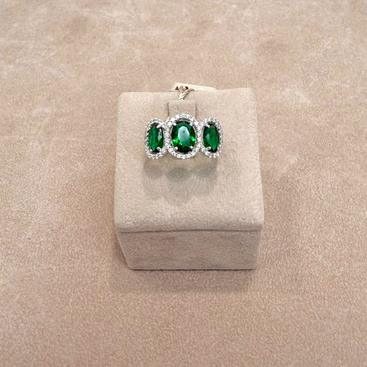 ANELLO TRILOGY IN ORO BIANCO 18 KT (750) CON PIETRE VERDI E ZIRCONI